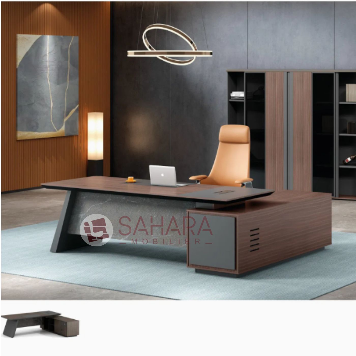 Bureau de direction SUN sur retour fixe et caisson mobile, exposé dans un showroom avec un fauteuil de direction Marron en simili cuir dossier haut